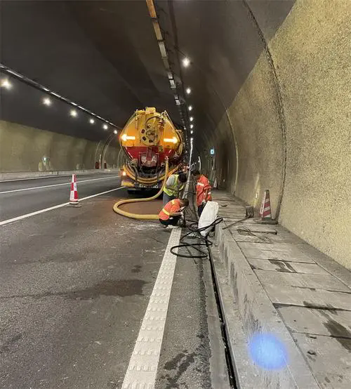 华容隧道排水渠清淤